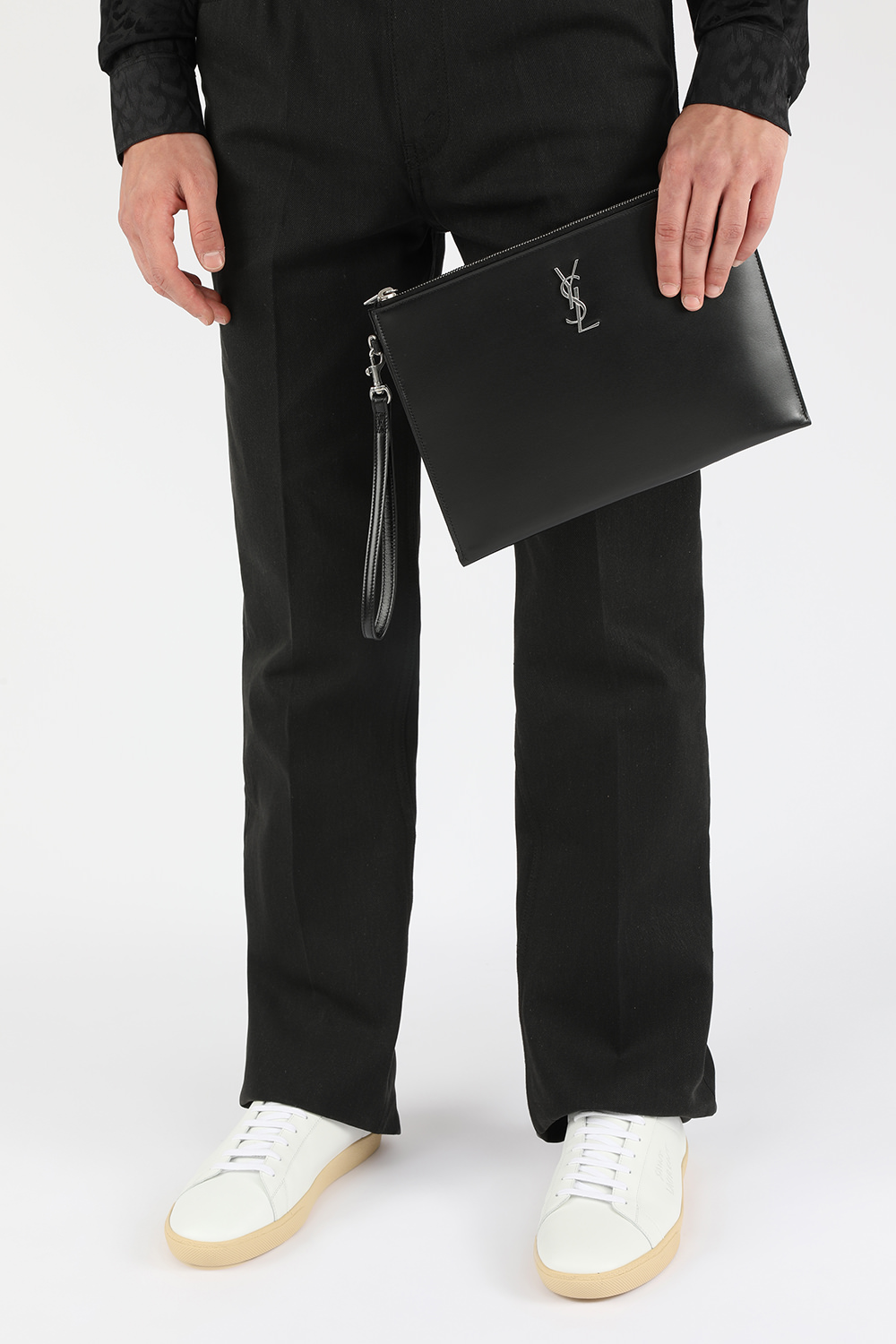 תמונת כל הלוק של תיק קלאץ' מעור עם לוגו מטאלי